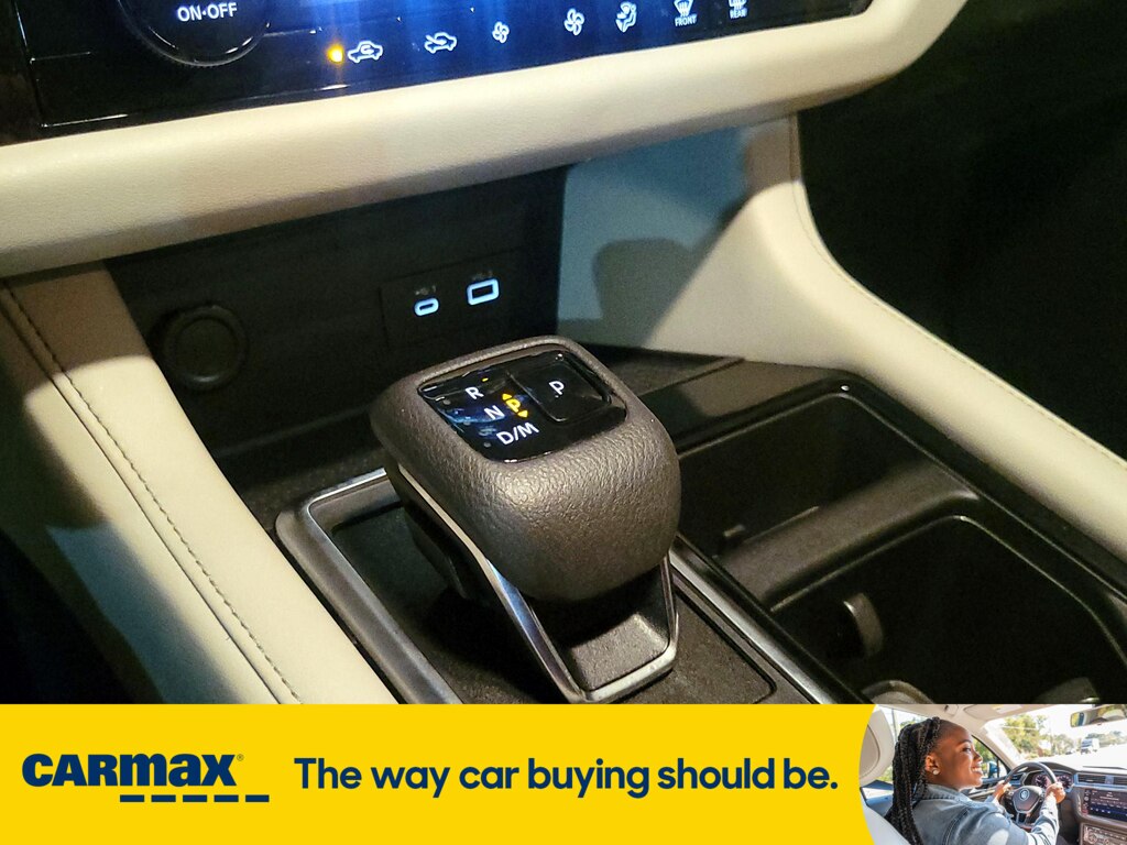 Vehicle image 24 of 30