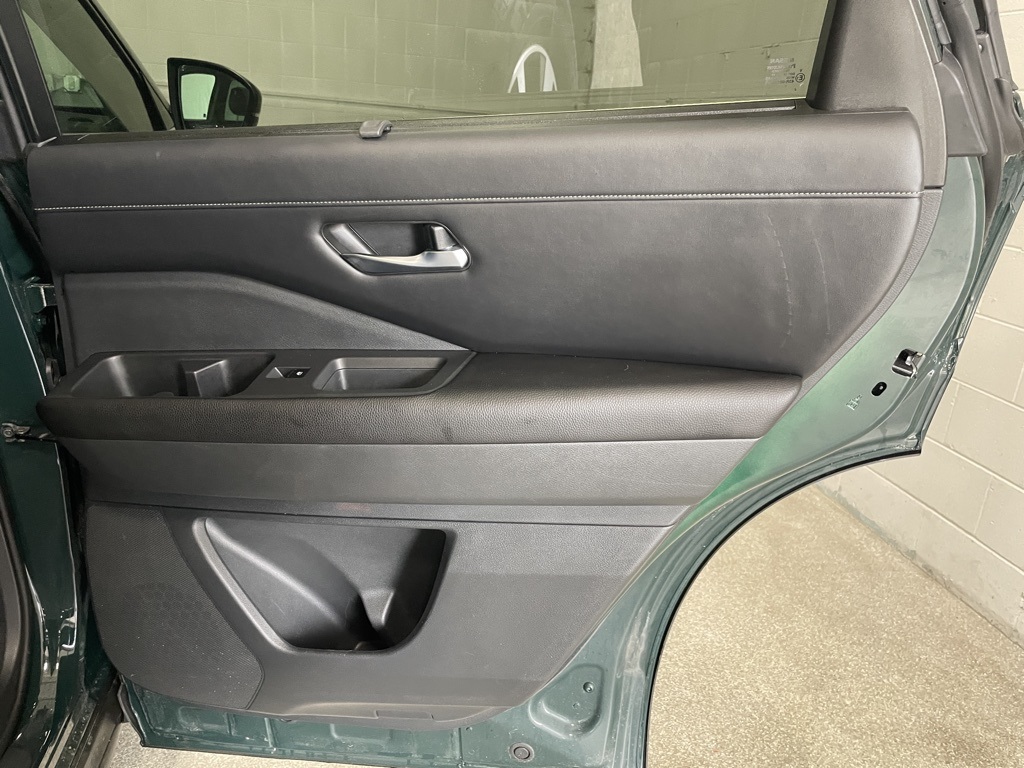 Vehicle image 17 of 39
