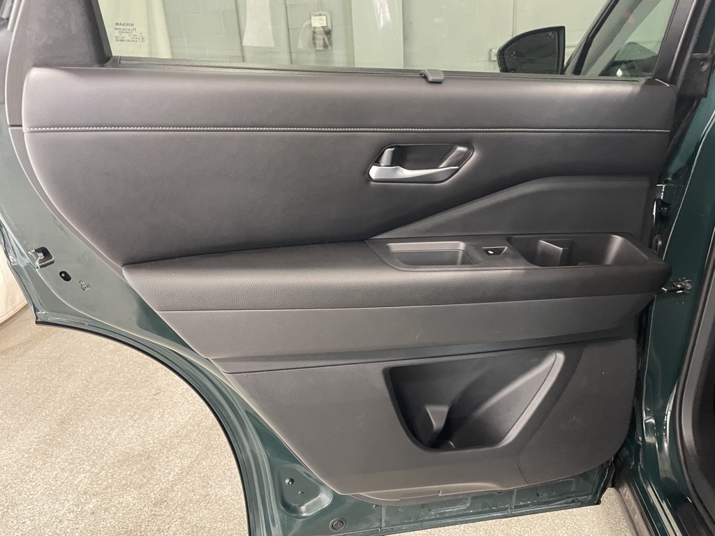 Vehicle image 25 of 39