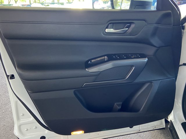 Vehicle image 24 of 31
