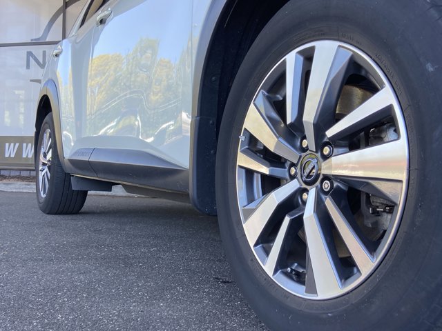 Vehicle image 10 of 31