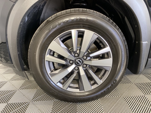 Vehicle image 10 of 33