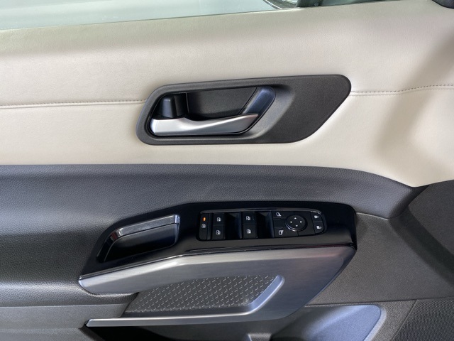 Vehicle image 26 of 33