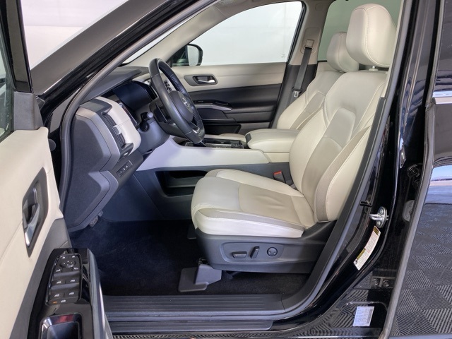 Vehicle image 15 of 33