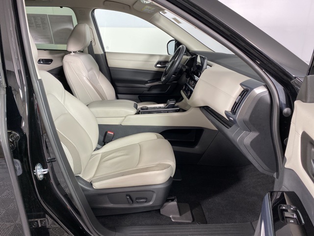 Vehicle image 14 of 33