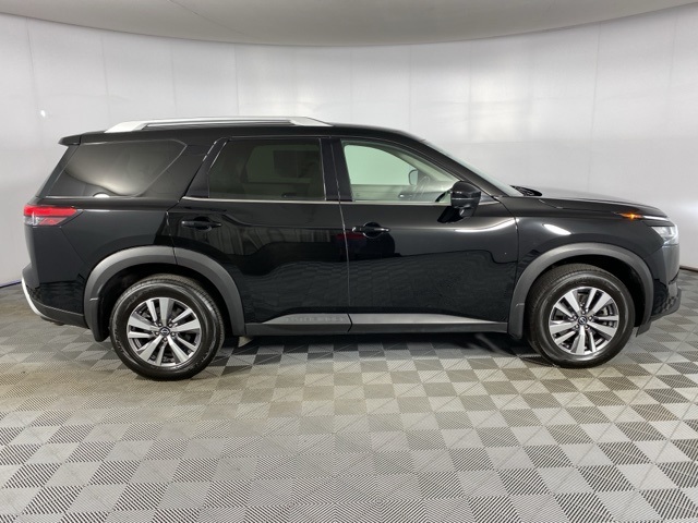 Vehicle image 4 of 33