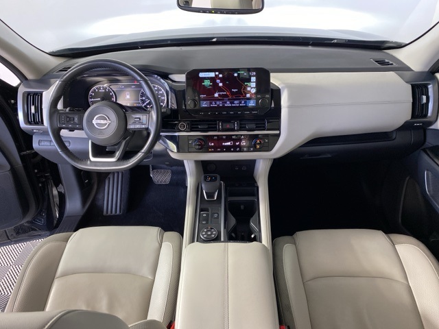 Vehicle image 17 of 33