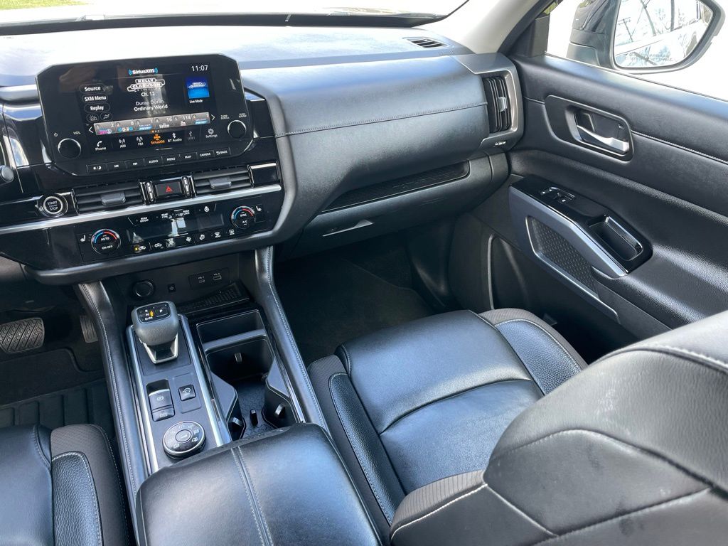 Vehicle image 28 of 33