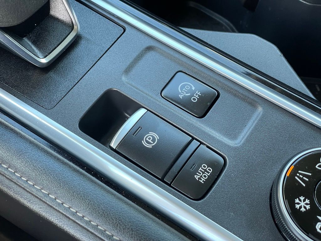 Vehicle image 26 of 33