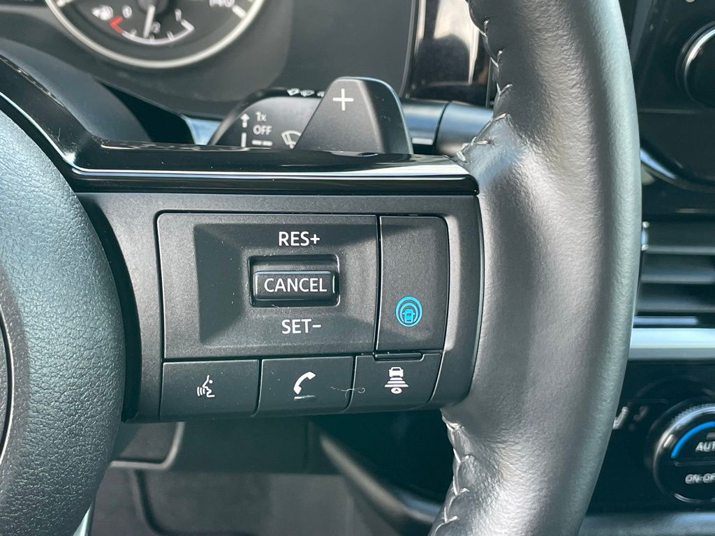 Vehicle image 21 of 33