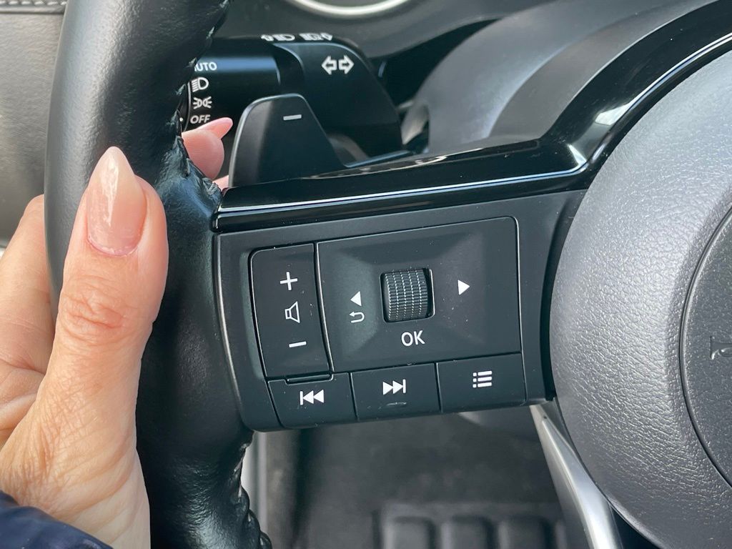 Vehicle image 23 of 33