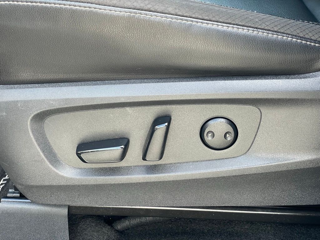 Vehicle image 19 of 33