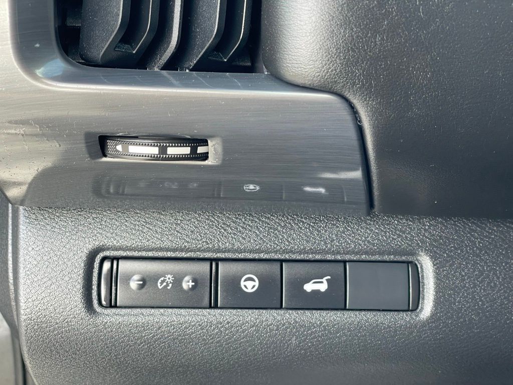 Vehicle image 27 of 33