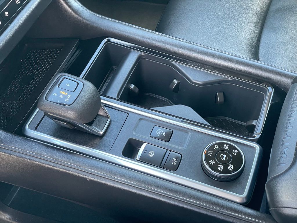 Vehicle image 17 of 33