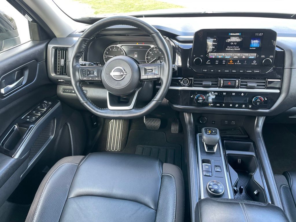 Vehicle image 11 of 33