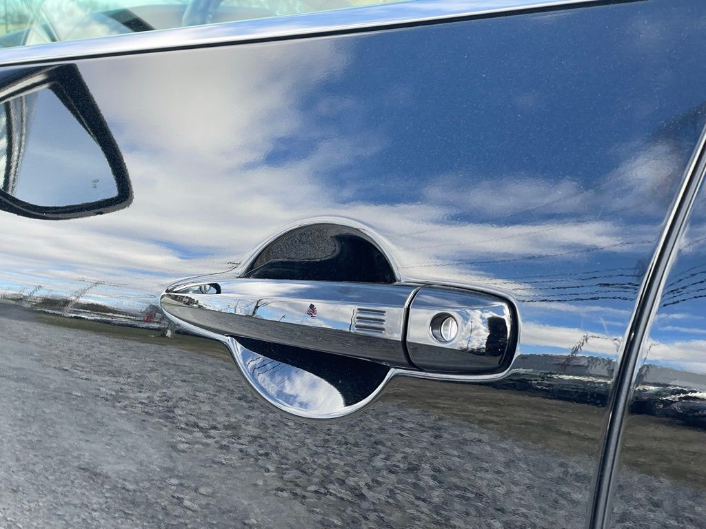 Vehicle image 29 of 33