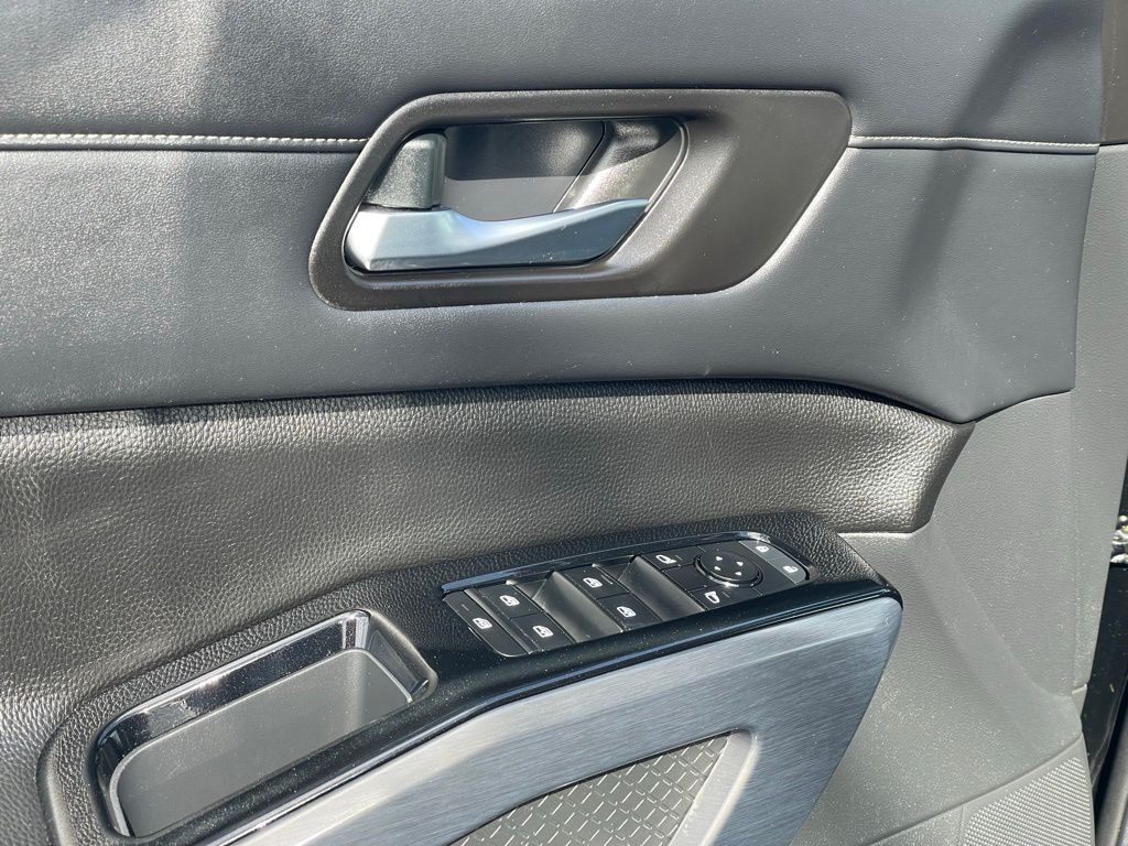 Vehicle image 18 of 33