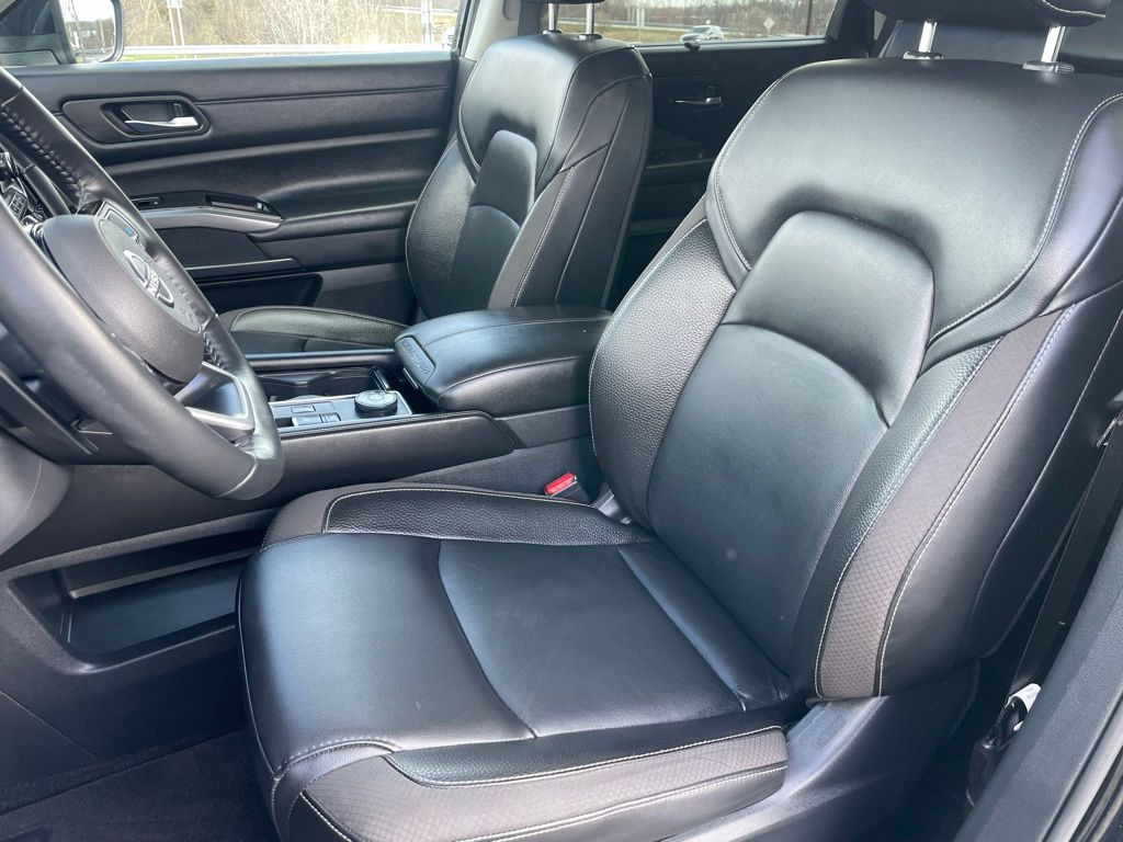 Vehicle image 9 of 33