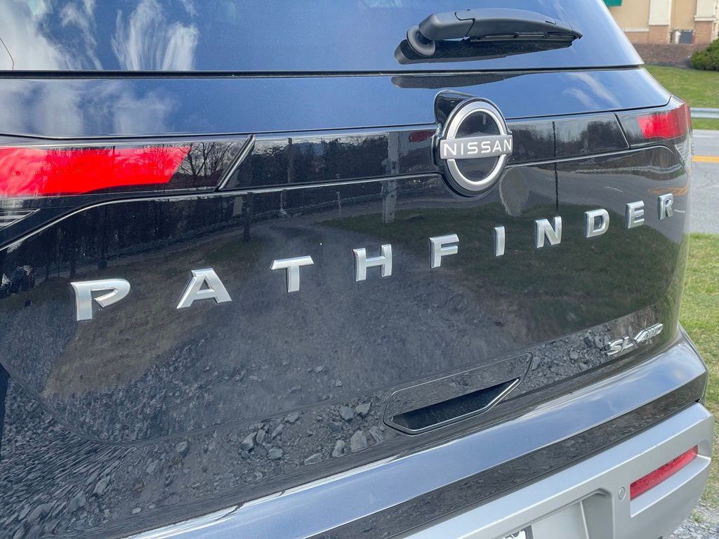 Vehicle image 7 of 33