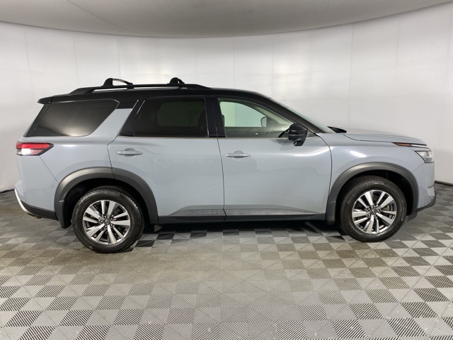 Vehicle image 4 of 33