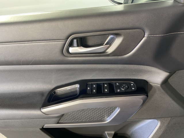 Vehicle image 27 of 33