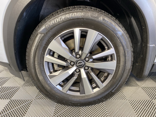 Vehicle image 10 of 33
