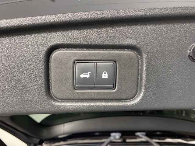 Vehicle image 28 of 33