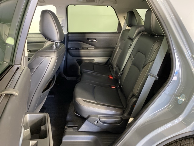 Vehicle image 15 of 33