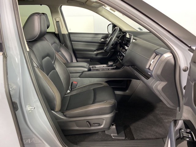 Vehicle image 17 of 33