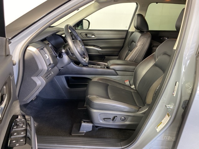 Vehicle image 16 of 33