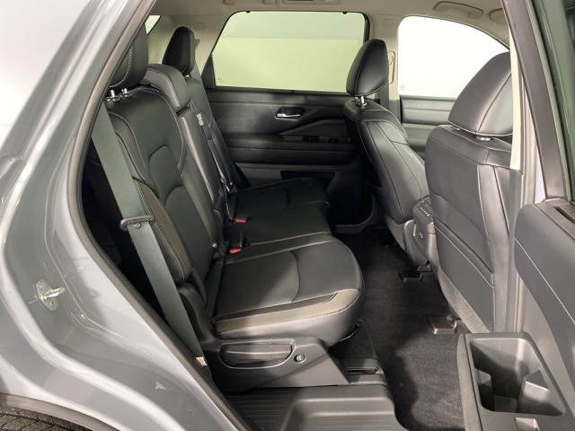 Vehicle image 14 of 33
