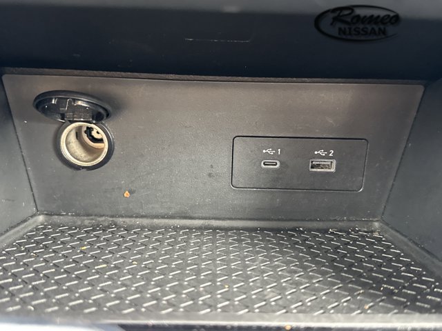 Vehicle image 33 of 34