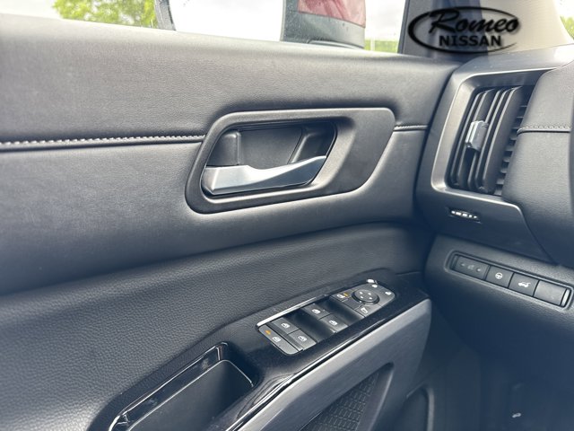 Vehicle image 27 of 34