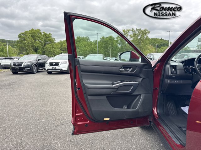 Vehicle image 20 of 34
