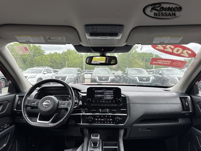 Vehicle image 17 of 34