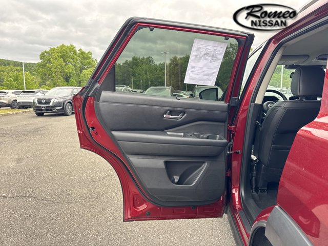 Vehicle image 32 of 34