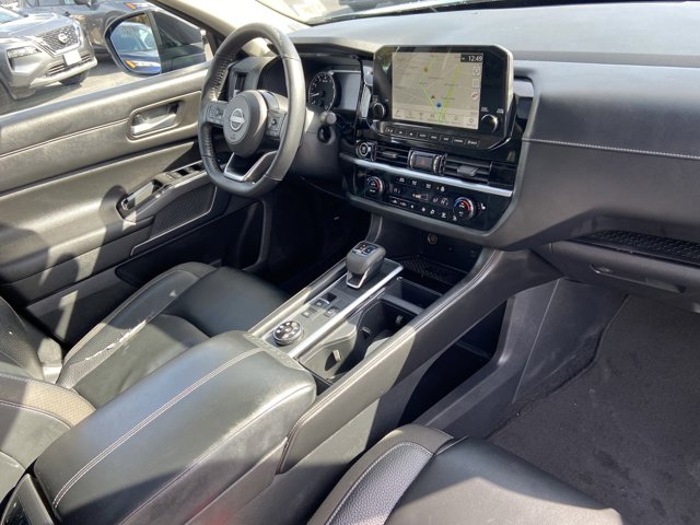 Vehicle image 25 of 33