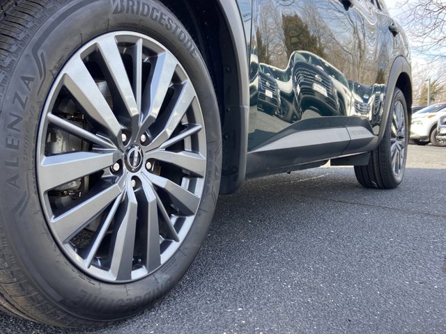 Vehicle image 10 of 33