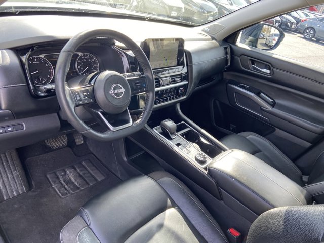 Vehicle image 23 of 33