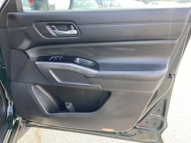 Vehicle image 27 of 33