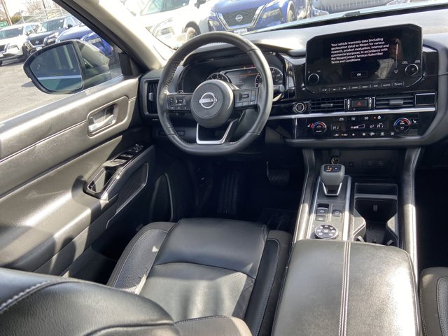 Vehicle image 13 of 33