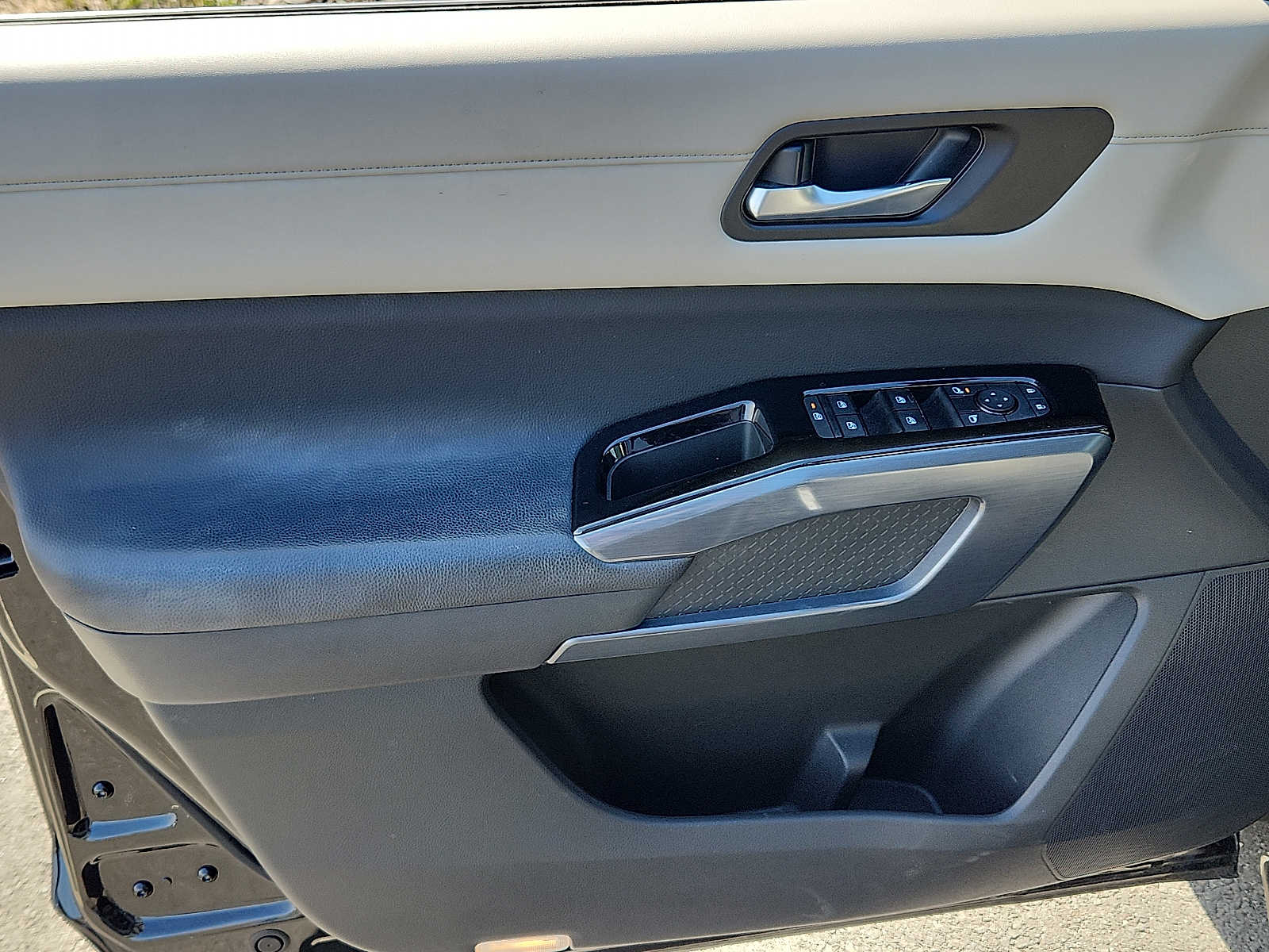 Vehicle image 12 of 32