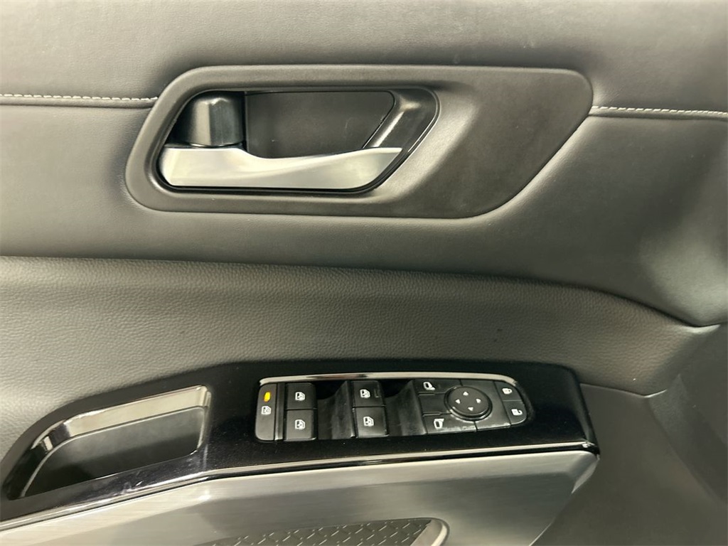 Vehicle image 21 of 26