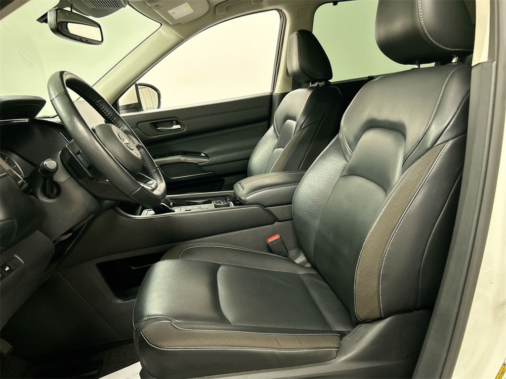 Vehicle image 14 of 26