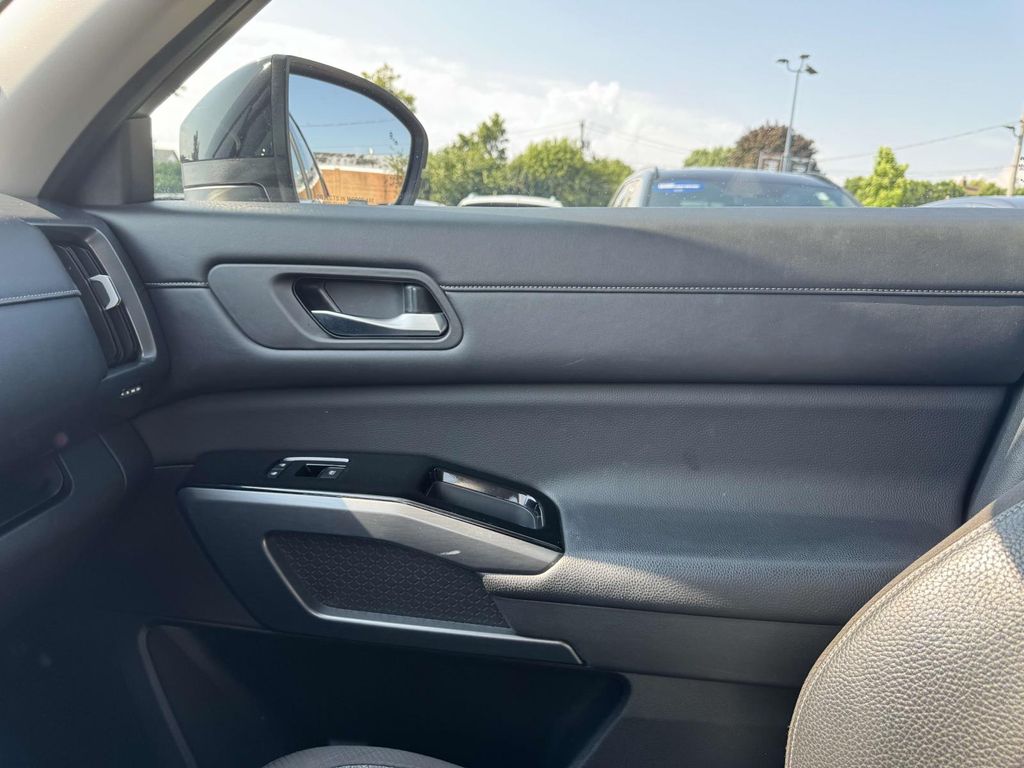 Vehicle image 8 of 31