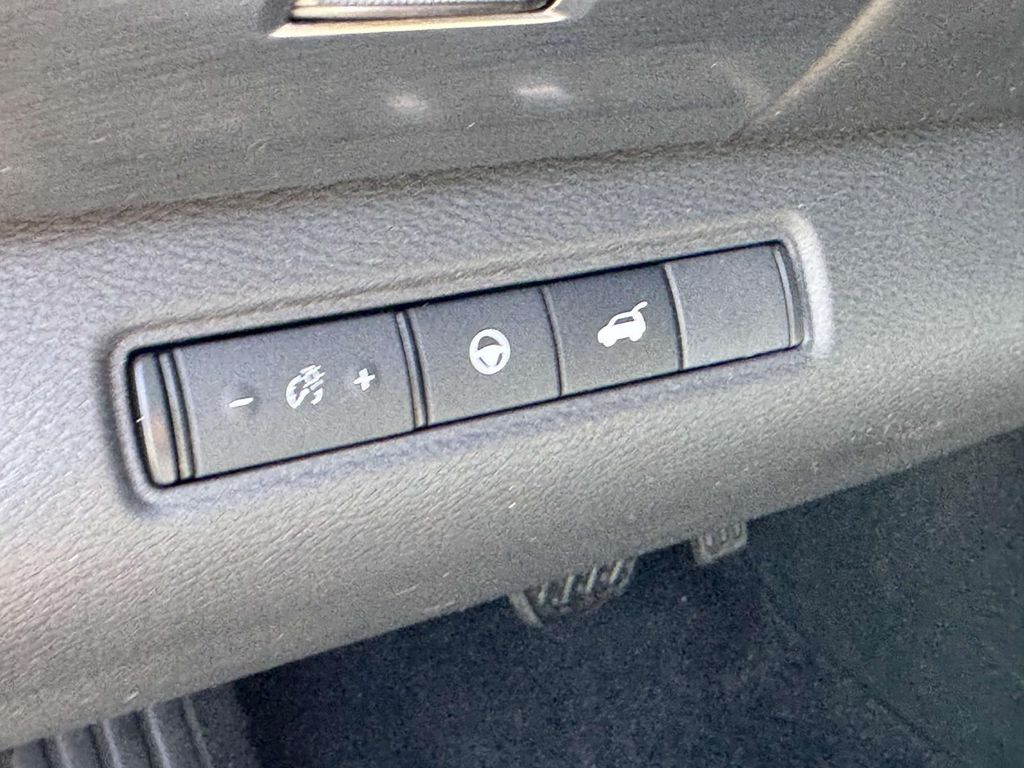 Vehicle image 27 of 31