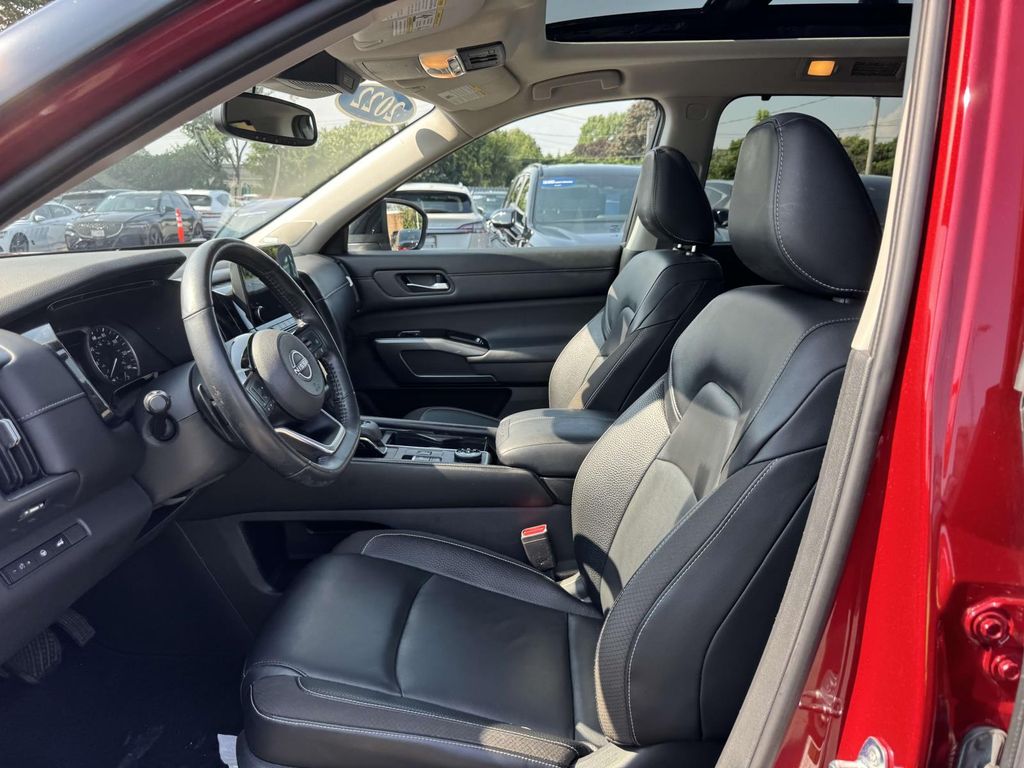 Vehicle image 7 of 31