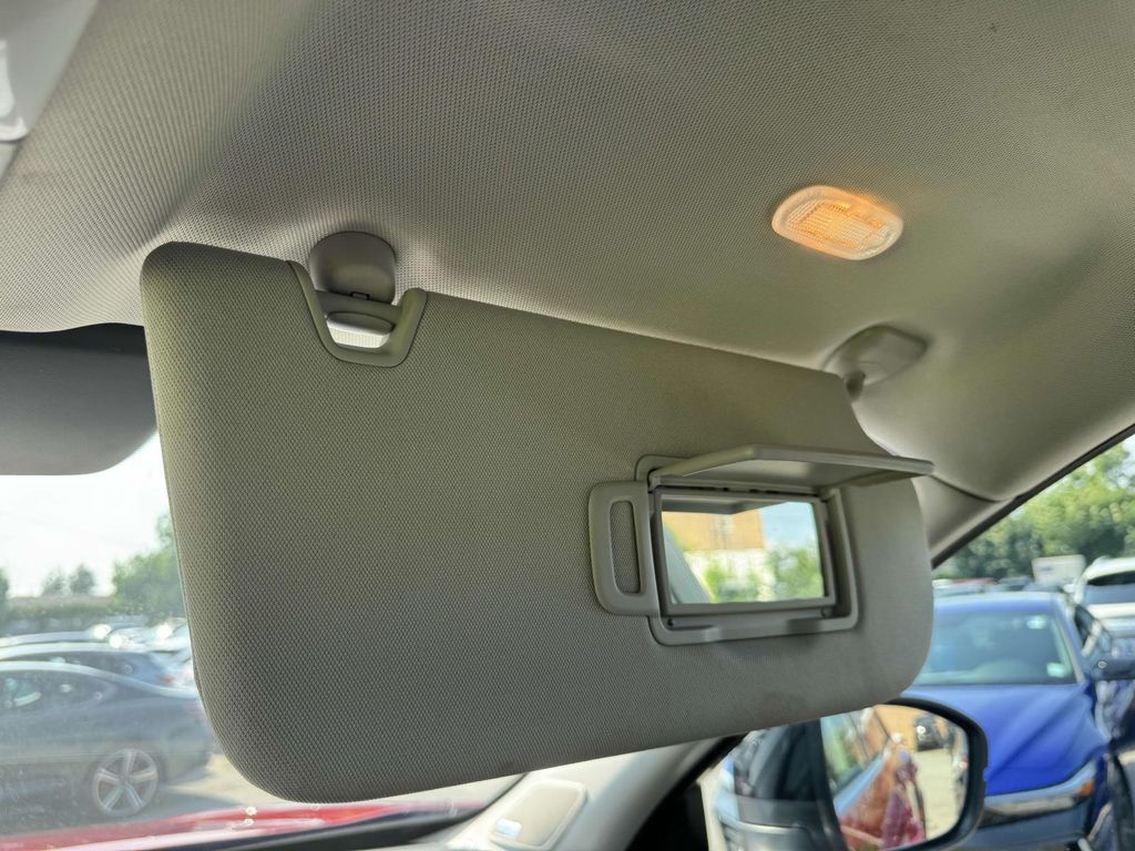Vehicle image 25 of 31