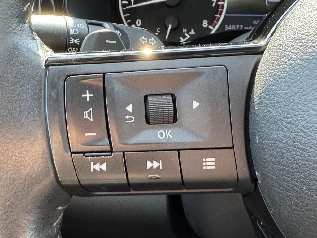 Vehicle image 23 of 31