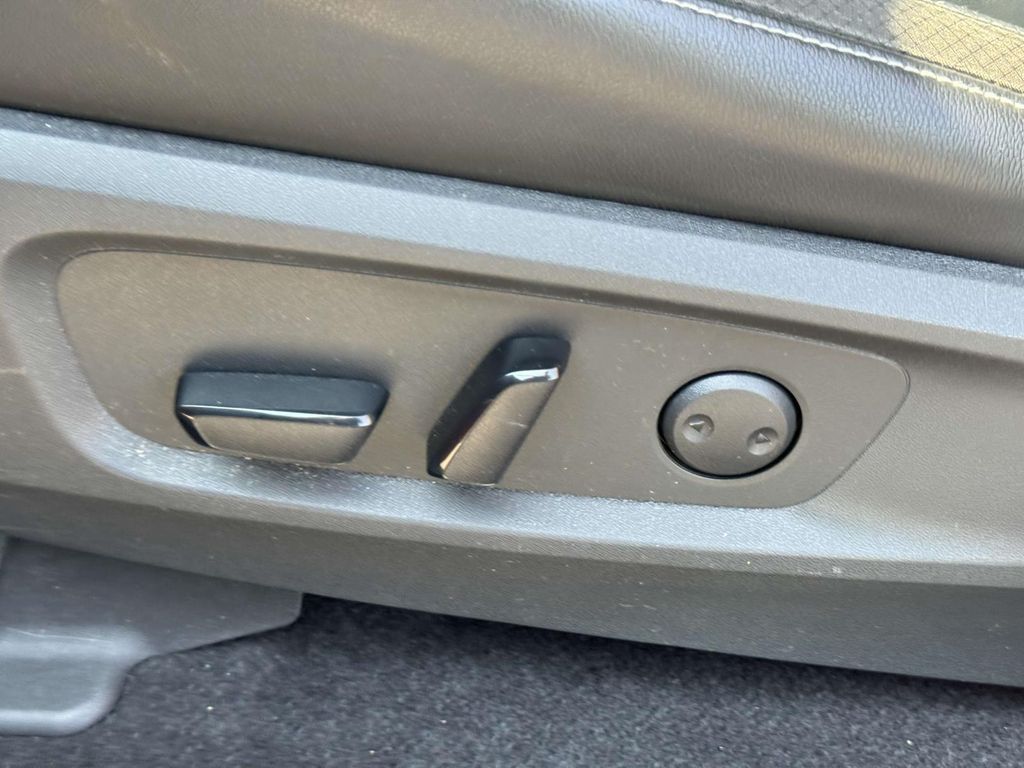 Vehicle image 15 of 31